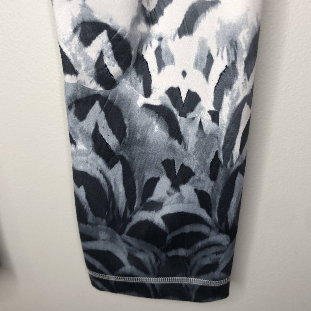 Lululemon 6 Wunder Under Crop Pants Amalia Feathers White, Grey, Black Funky - Picture 14 of 15